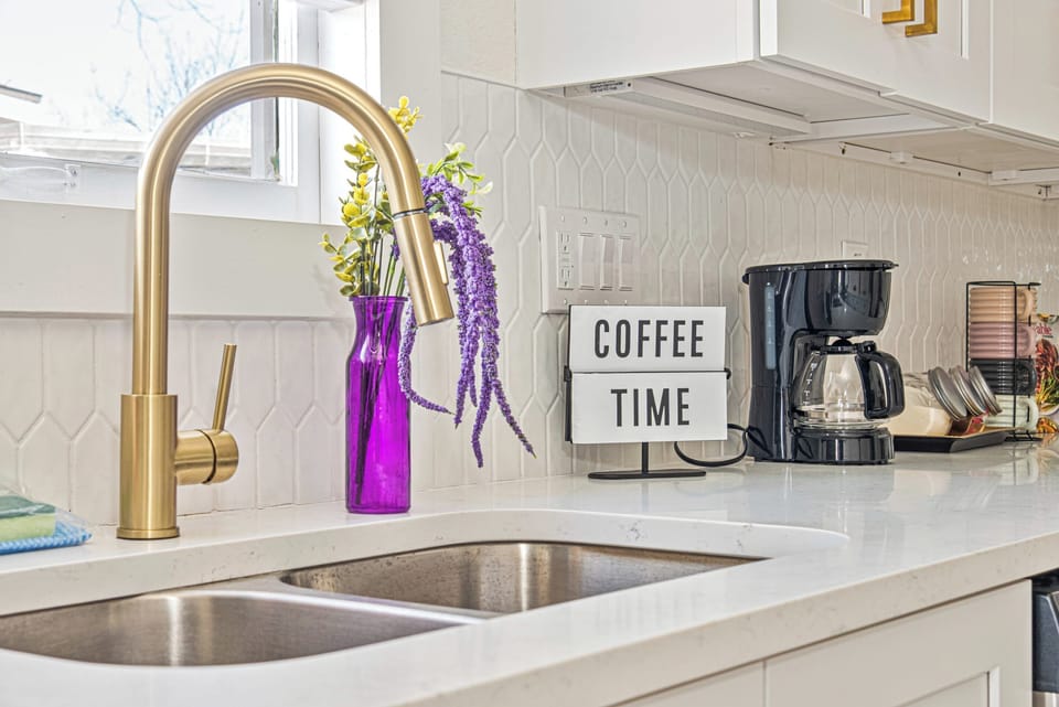 House (4 Bedrooms) | Private kitchen | Microwave, oven, coffee/tea maker, dining tables