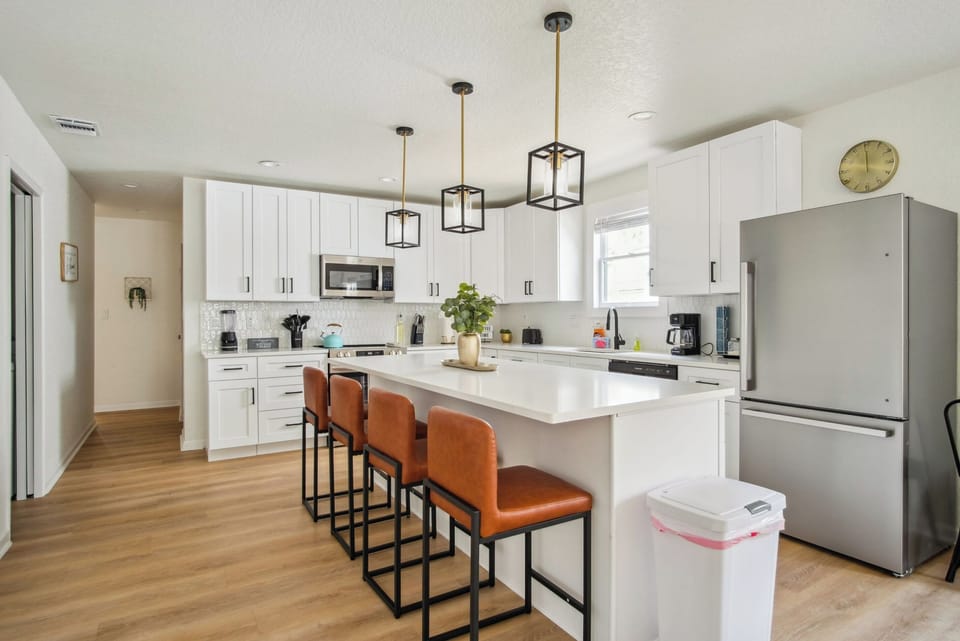 House (4 Bedrooms) | Private kitchen | Microwave, oven, coffee/tea maker