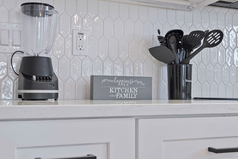 House (4 Bedrooms) | Private kitchen | Microwave, oven, coffee/tea maker