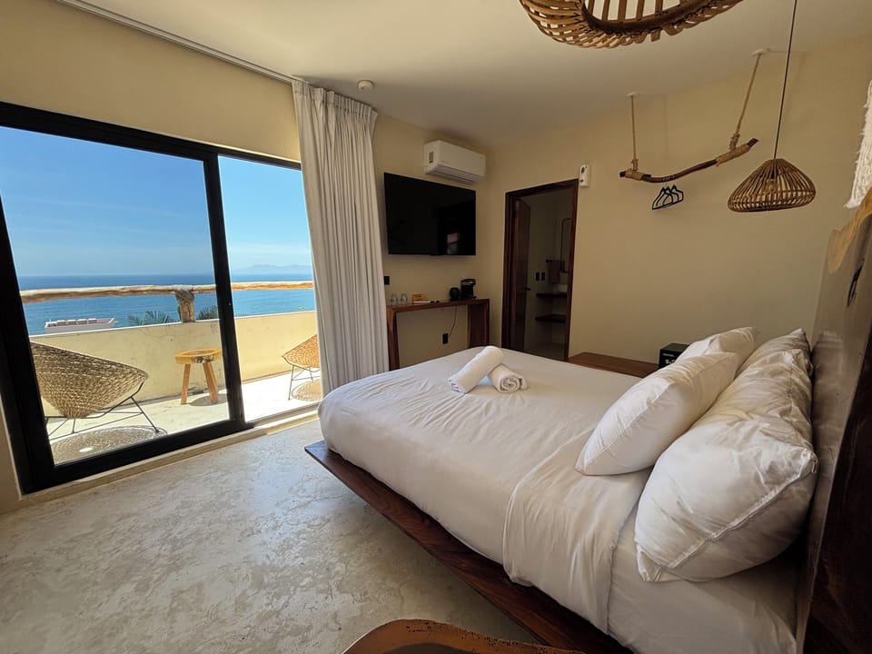 Room, 1 Queen Bed, Sea View | Soundproofing, iron/ironing board, free WiFi