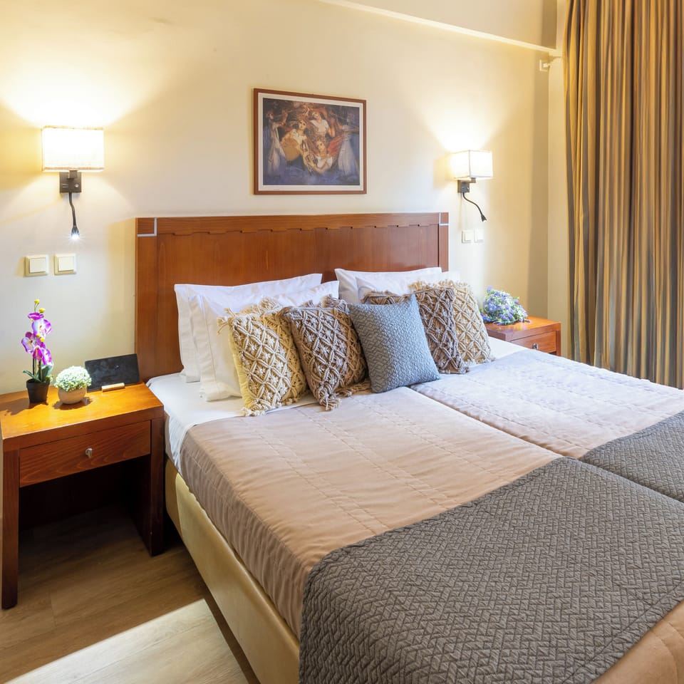 Room | Hypo-allergenic bedding, in-room safe, desk, soundproofing