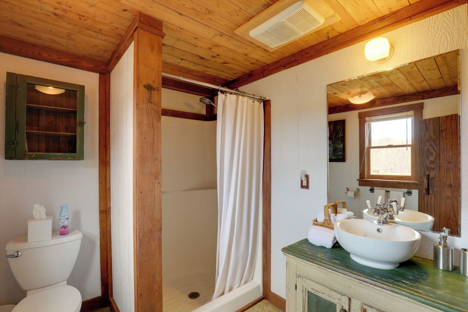 Full Bathroom | Towels Provided | Hair Dryer