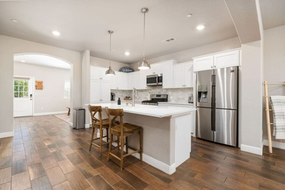 Gourmet Kitchen Dreams! This fully equipped kitchen features a spacious granite island, stainless steel fridge, oven, stove, and more—everything you need to prepare delicious meals during your stay. Whether you’re cooking up a feast or enjoying a quick br