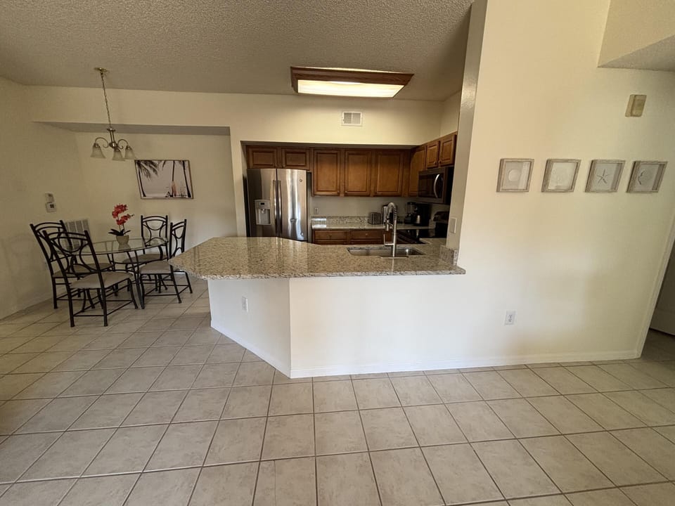 Counter/Kitchen