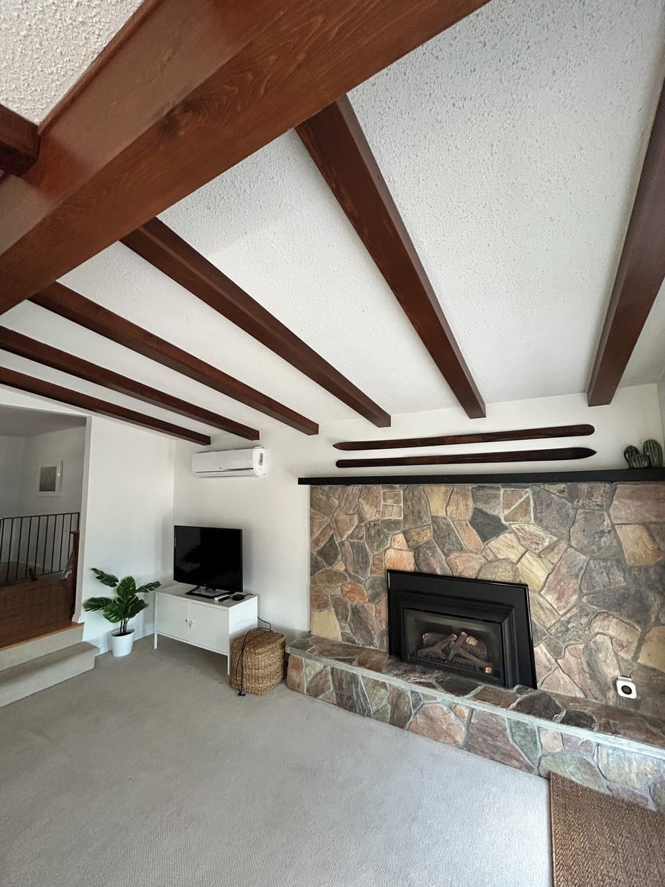 Living-room fireplace and media centre. Free wifi, Netflix, Amazon Prime, TSN.