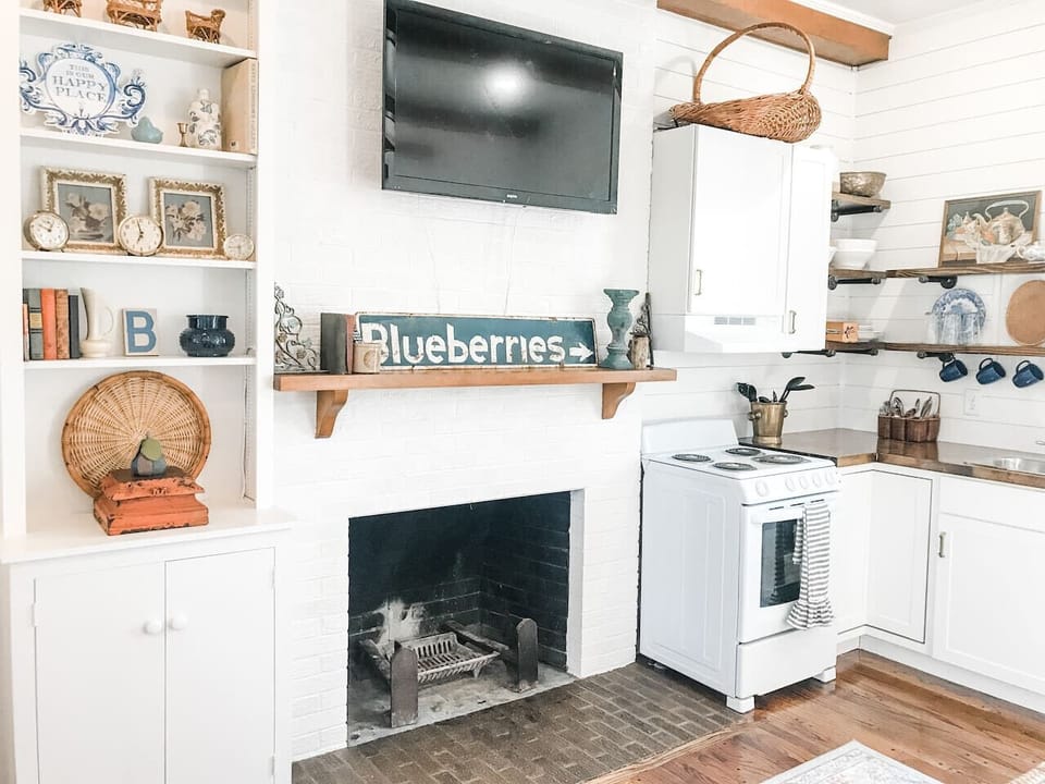 This is the perfect place to stay when visiting Columbia or anywhere nearby! Such a beautiful, peaceful area to be able to getaway and relax together! The cottage is private and has everything you need! - Julianne - Sept. 2021-