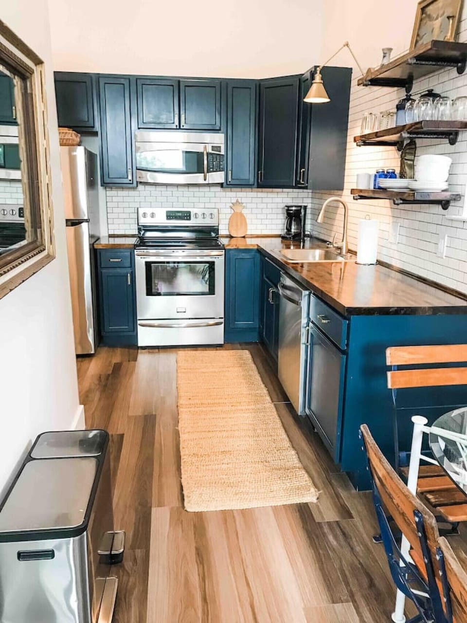 The apartment was so pretty and was very clean. The location was also amazing because it very close to the beach and also restaurants and shops. I would definitely stay here again.