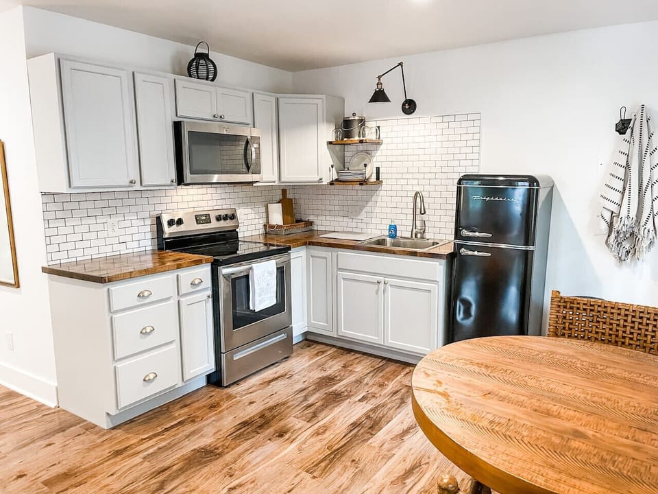 Lovely little abode only a stones throw from the Columbia Square. The space was fresh, inviting and cozy- and David and Bonnie were extremely helpful, friendly hosts. Can’t wait to visit again! - Ashley 9/23 -