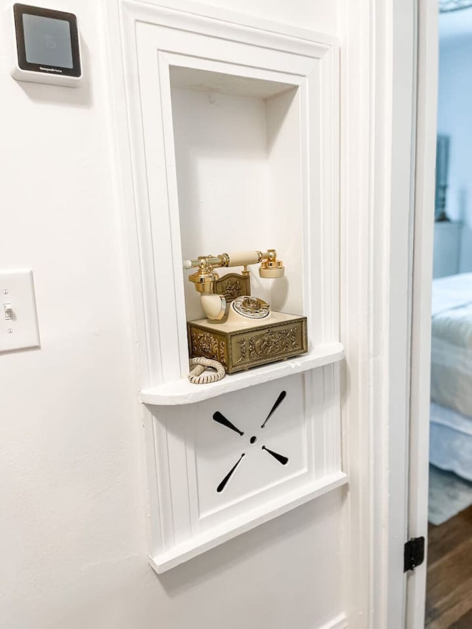 Neat, compact and efficient apartment in a secluded neighborhood that has centuries of historical, as well as hysterical, interest.