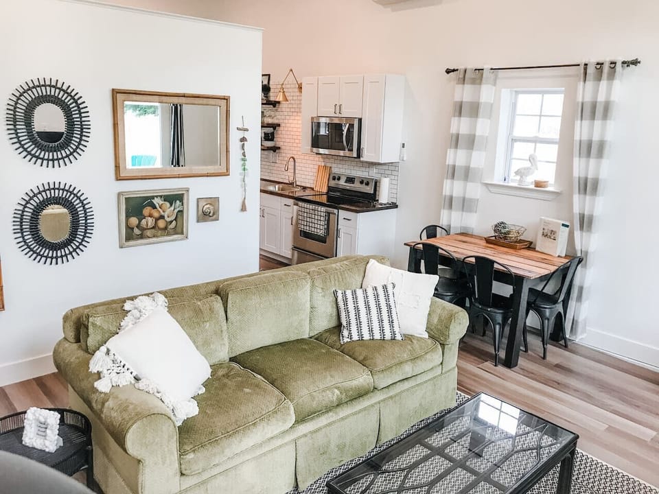 We love this place! The location offered lots of privacy while still being close to all the fun things all along 30A. The apartment was gorgeous! Thank you for being so helpful during our stay as well. Cynthia -April `22