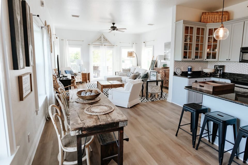 We really enjoyed our stay here! This is a very clean and tidy home. The host was great and so was the place! If we ever come back we will definitely try to rebook!- Cheyenne July 2025.