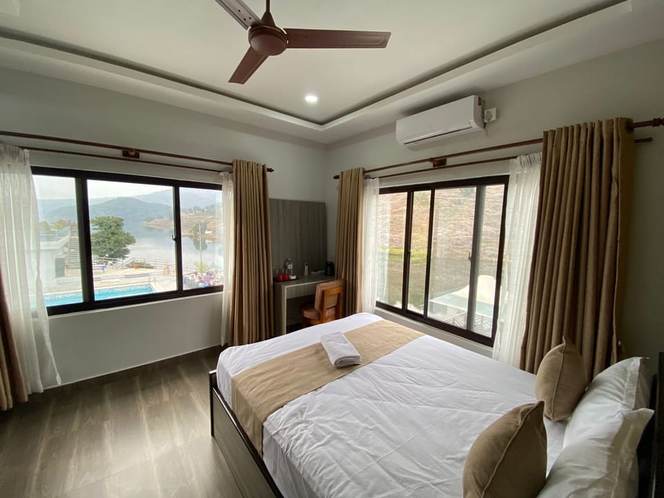 Double Room, Lake View | Laptop workspace, free WiFi, bed sheets