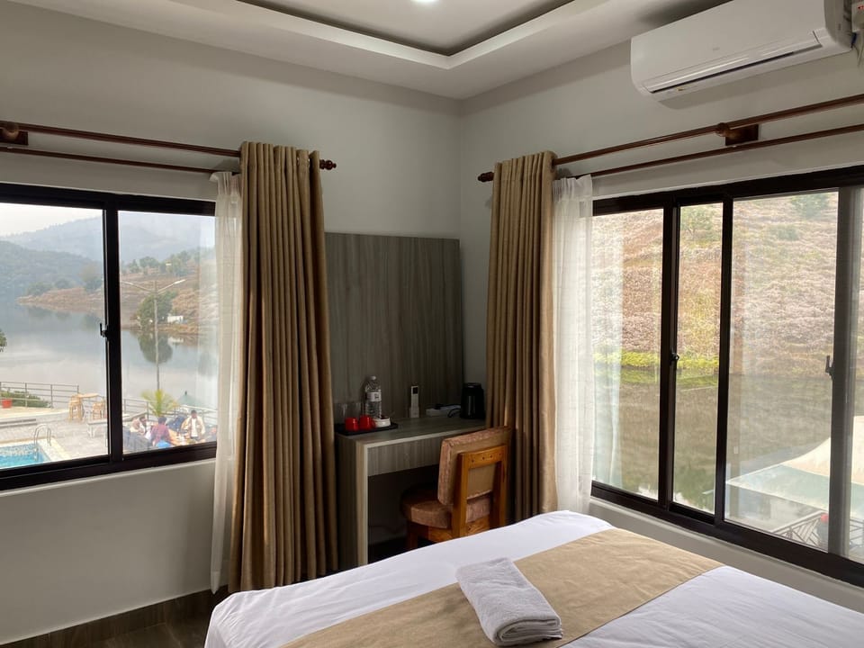 Double Room, Lake View | Laptop workspace, free WiFi, bed sheets