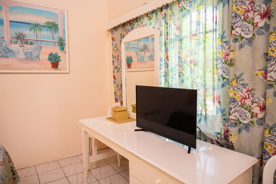 Economy Suite, Balcony, Garden View | Living area