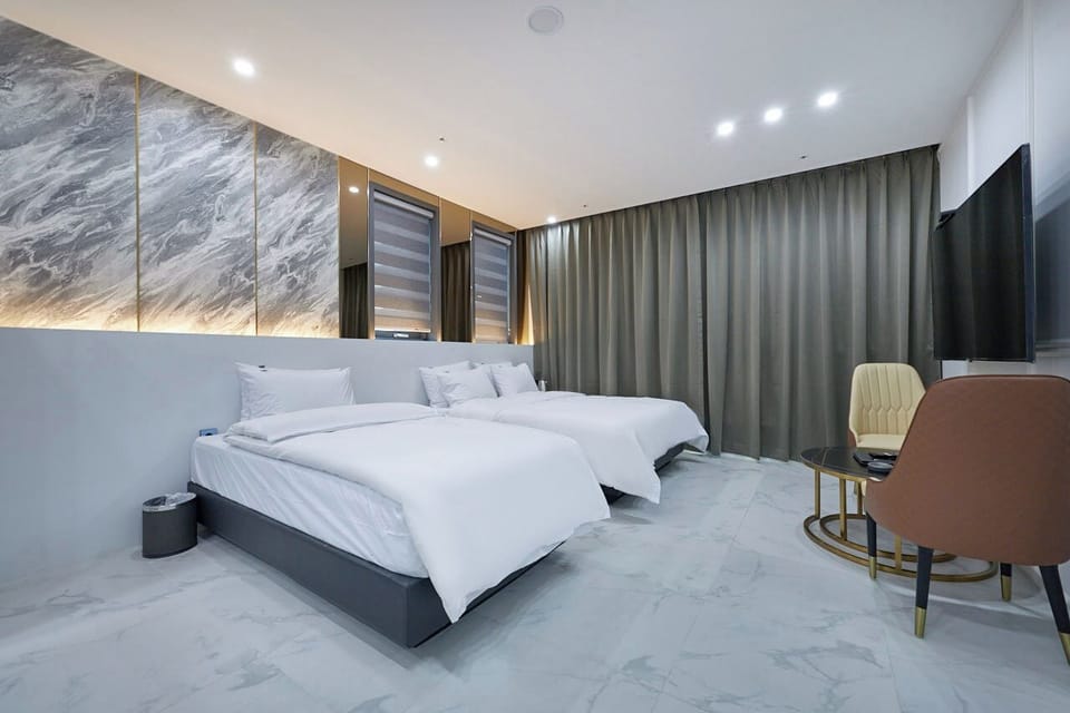 Family Twin Room | Desk, laptop workspace, blackout drapes, free WiFi