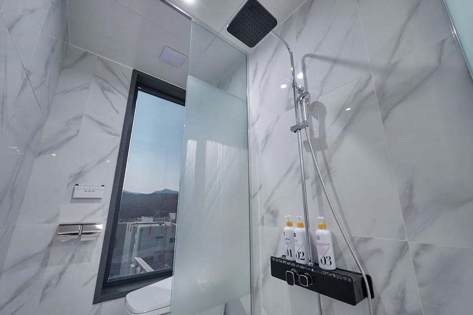 Family Twin Room | Bathroom | Hair dryer, slippers, towels, shampoo