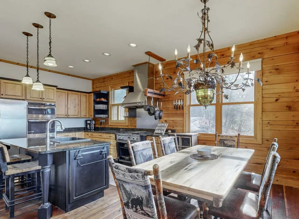 Full Kitchen & Dining