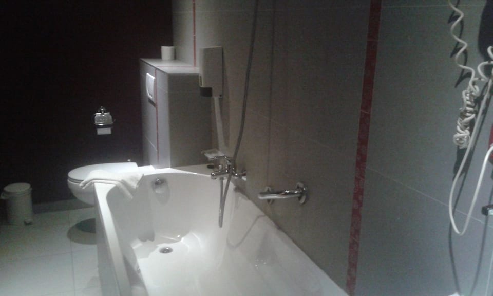 Deep soaking tub, free toiletries, hair dryer, towels
