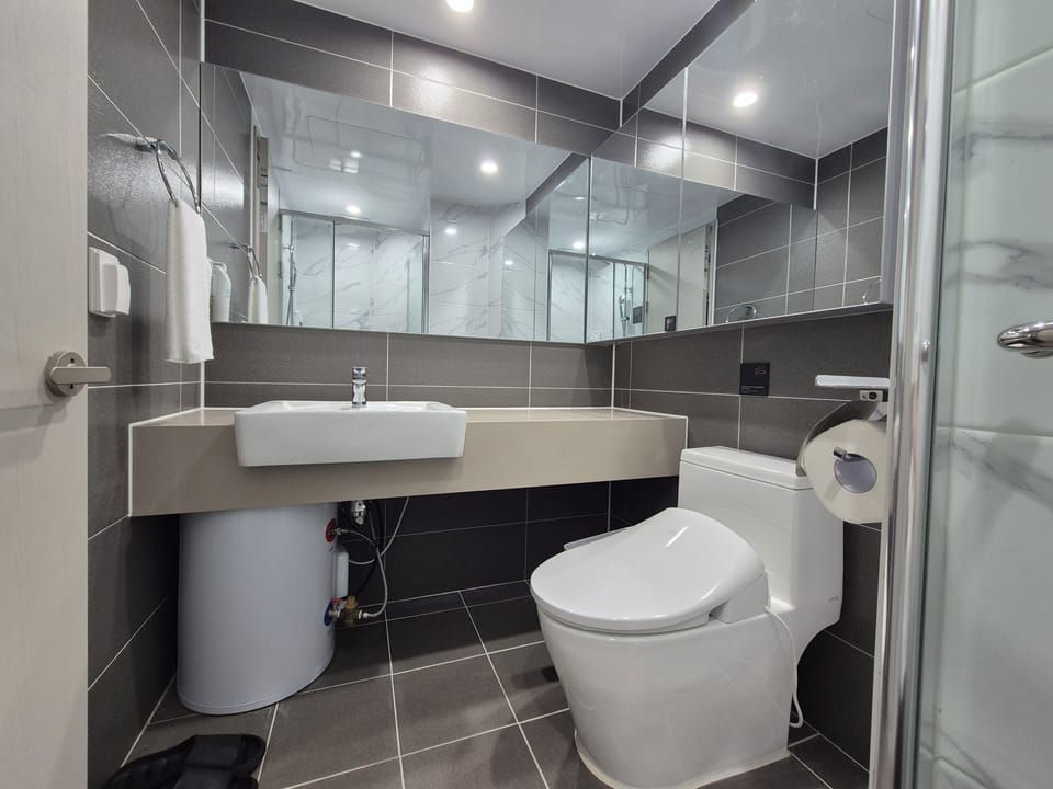 Premier Suite B | Bathroom | Shower, rainfall showerhead, hair dryer, slippers