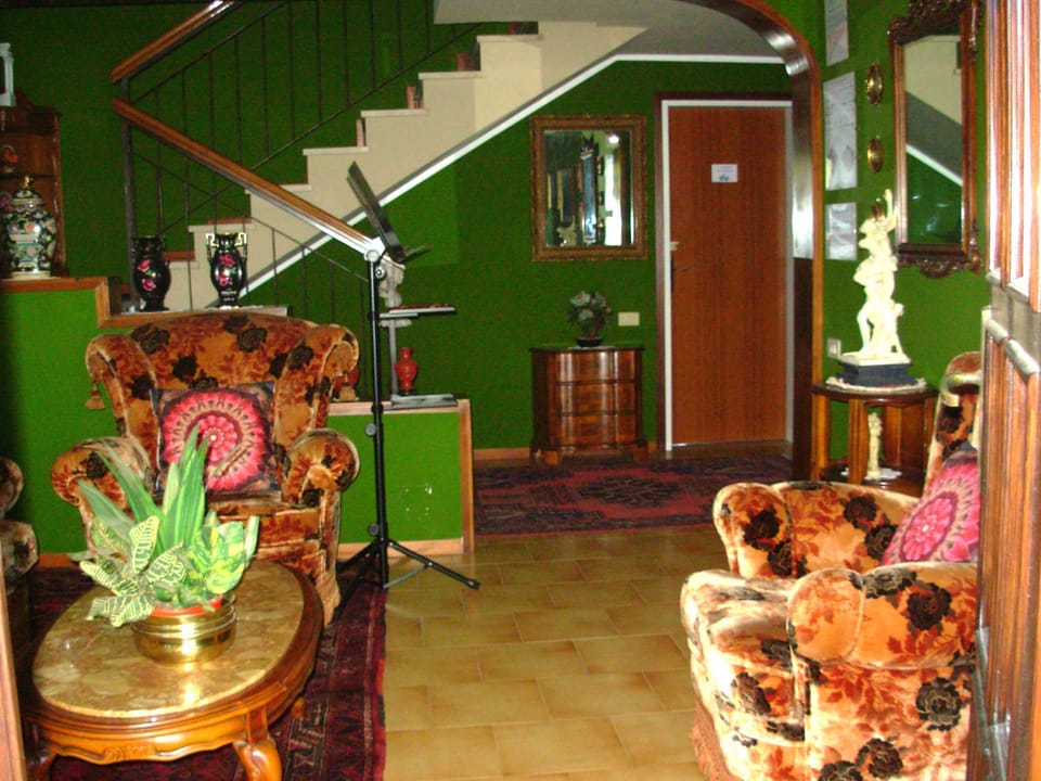 Shared Dormitory, 1 Bedroom, Smoking, Balcony | Living room | Books
