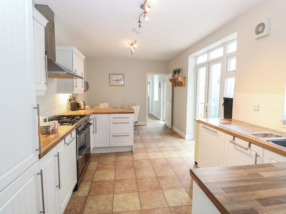 Fridge, dishwasher, toaster, cookware/dishes/utensils