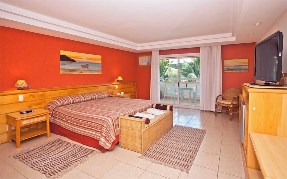 Executive Suite, Pool View (Triple) | Hypo-allergenic bedding, minibar, in-room safe, desk