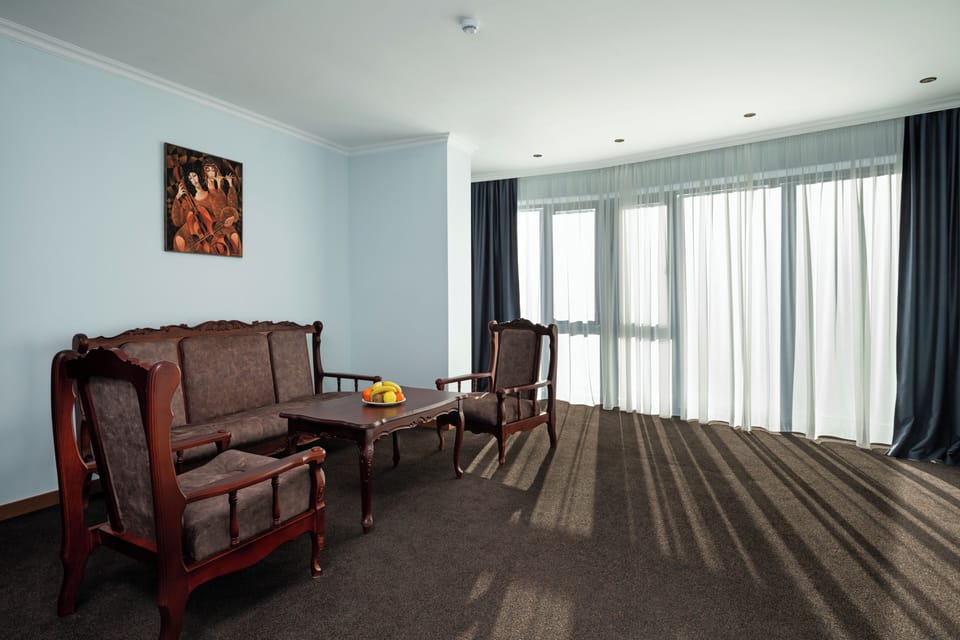 Junior Suite, Mountain View | Living room | 40-inch LCD TV with digital channels