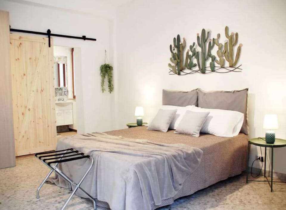 Deluxe Room | Desk, iron/ironing board, free WiFi