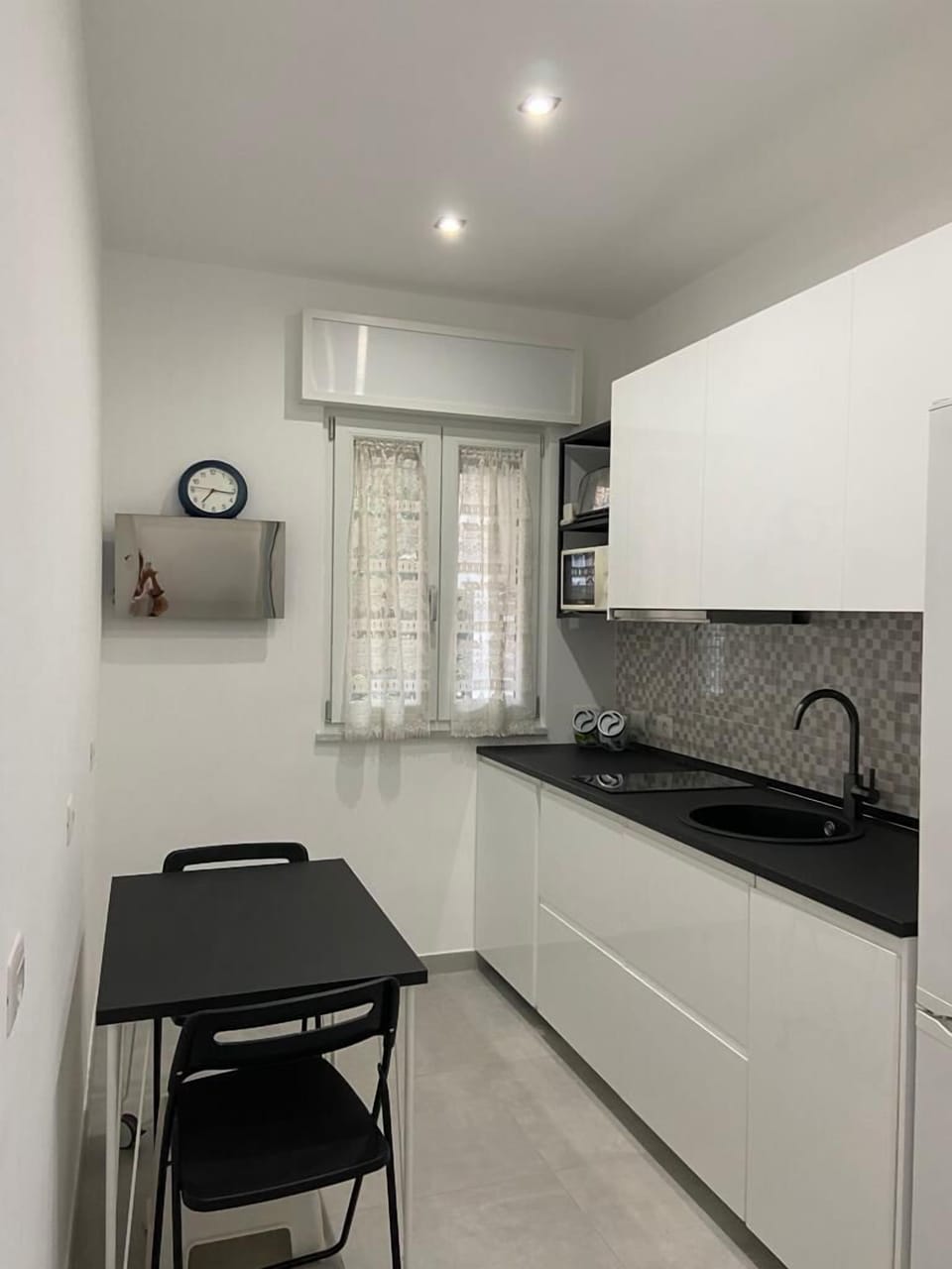 Full-size fridge, microwave, oven, stovetop