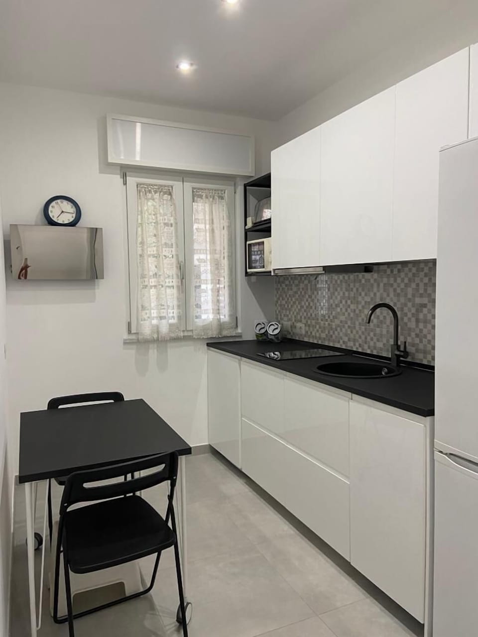 Full-size fridge, microwave, oven, stovetop