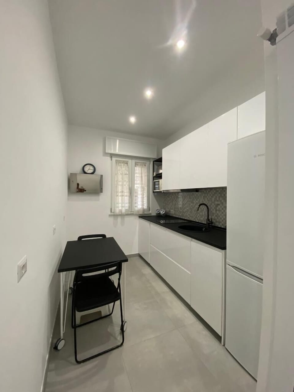 Full-size fridge, microwave, oven, stovetop