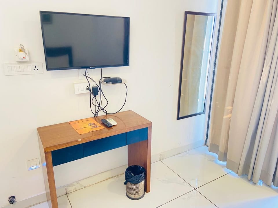 Deluxe Double Room | Television