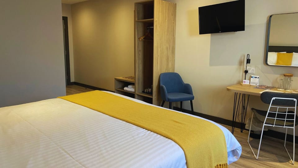 Classic Double or Twin Room, Mobility Accessible | Bathroom | Shower, eco-friendly toiletries, hair dryer, bathrobes