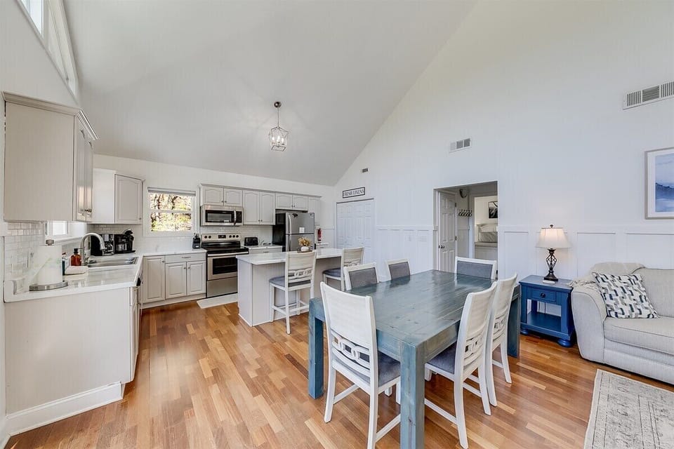 View of kitchen & dining area