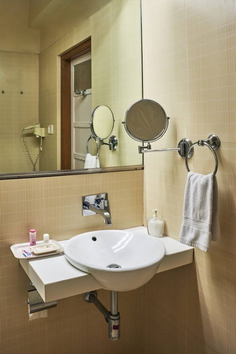 Shower, rainfall showerhead, free toiletries, towels
