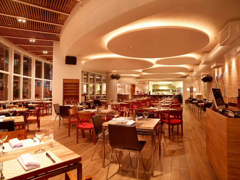 2 restaurants; lunch and dinner served
