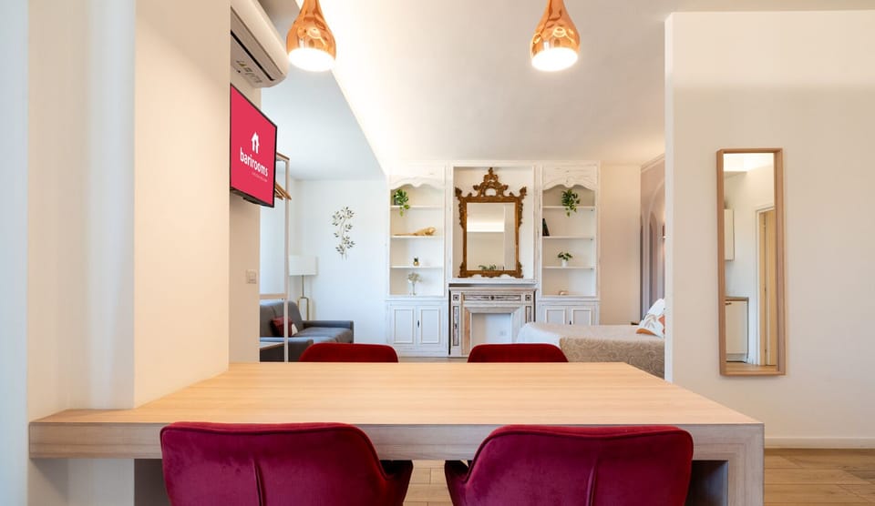 Quadruple Room | Living area | TV