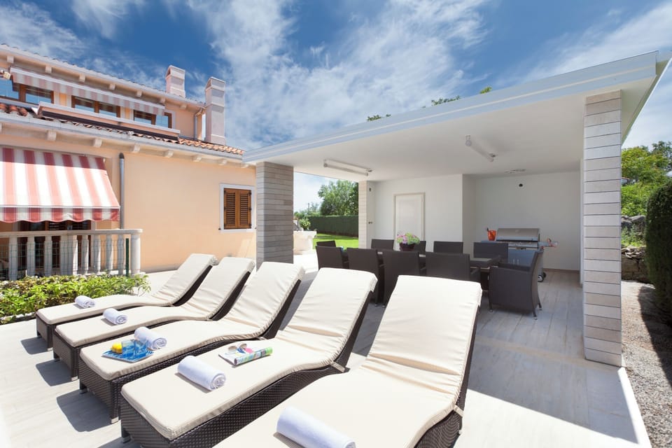 Family Villa, 5 Bedrooms, Microwave (Luxury Pool Villa Rosa Magica) | Outdoor dining