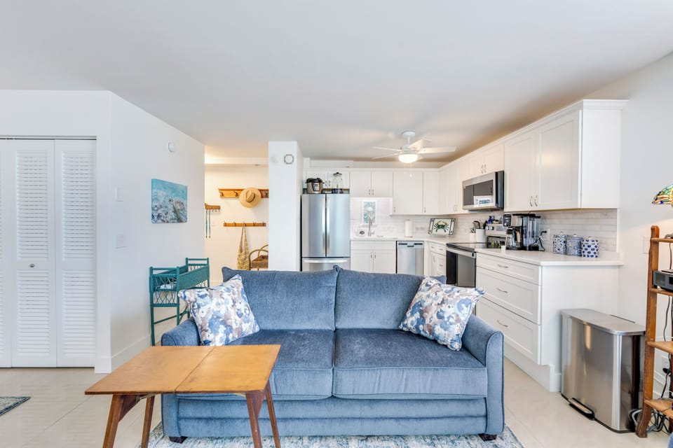 Comfortable Island Livingroom