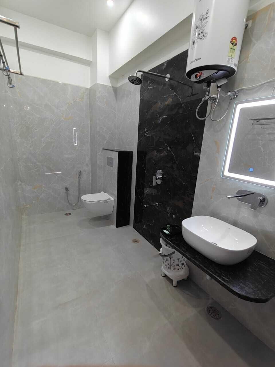 Superior Room | Bathroom | Free toiletries, towels, soap, shampoo