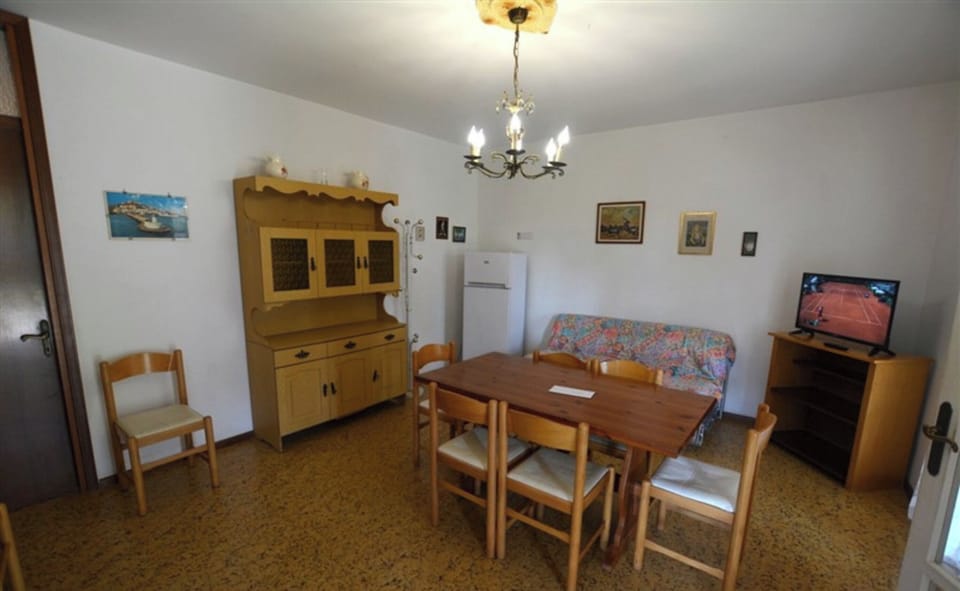 Apartment, 2 Bedrooms, Balcony, Garden View | Dining room