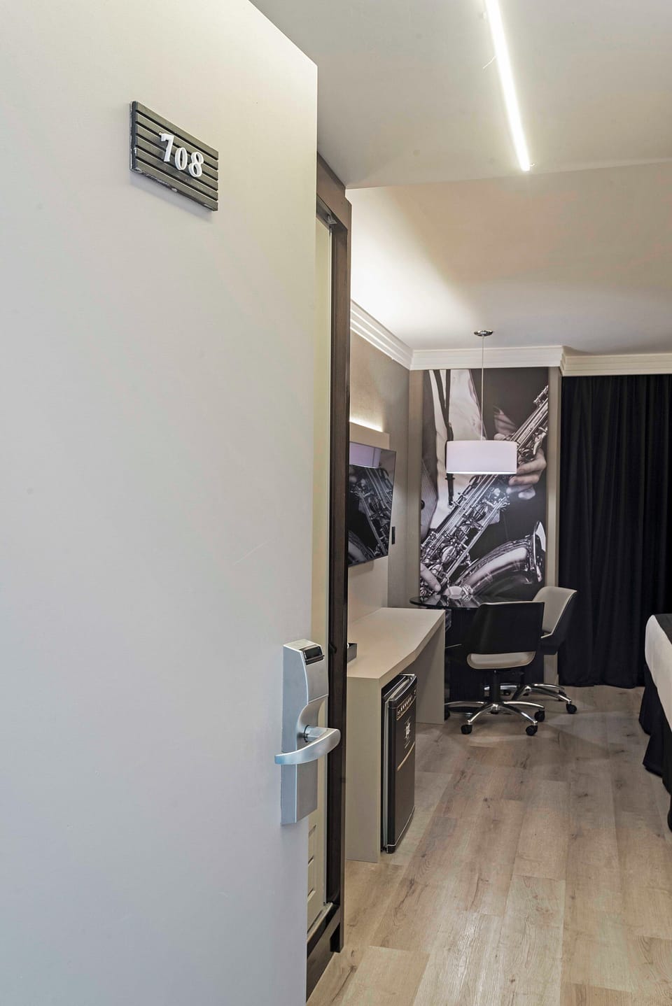 Premium Room | Minibar, in-room safe, laptop workspace, blackout drapes