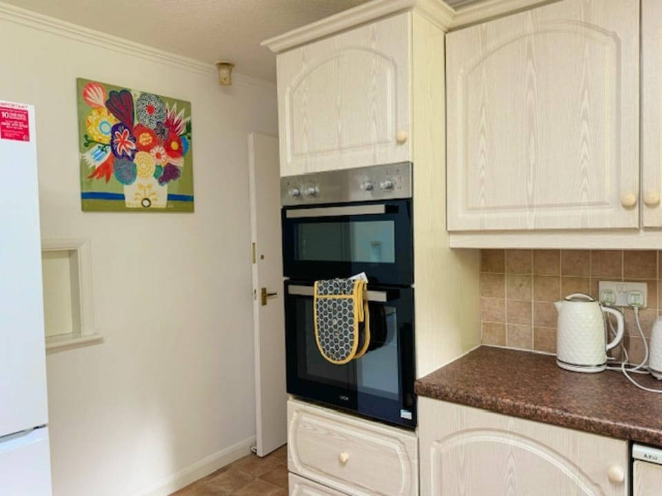 House | Private kitchen | Fridge, microwave, oven, stovetop