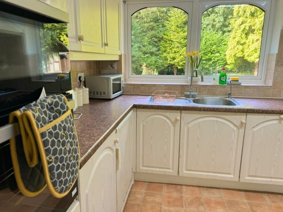 House | Private kitchen | Fridge, microwave, oven, stovetop