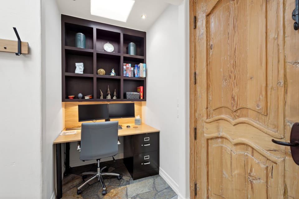 10.0-wintercrown-penthouse-office-(15)