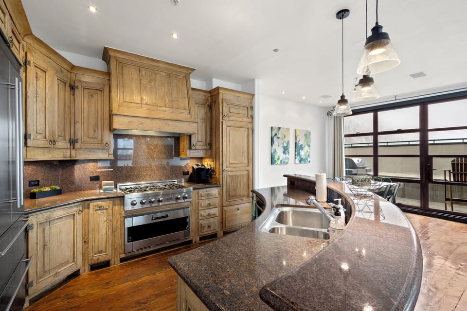 3.02-wintercrown-penthouse-kitchen-(16)