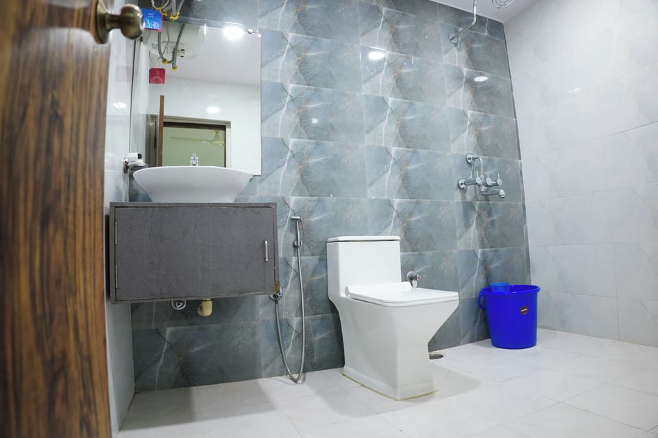 Luxury Suite, City View | Bathroom | Shower, rainfall showerhead, free toiletries, slippers