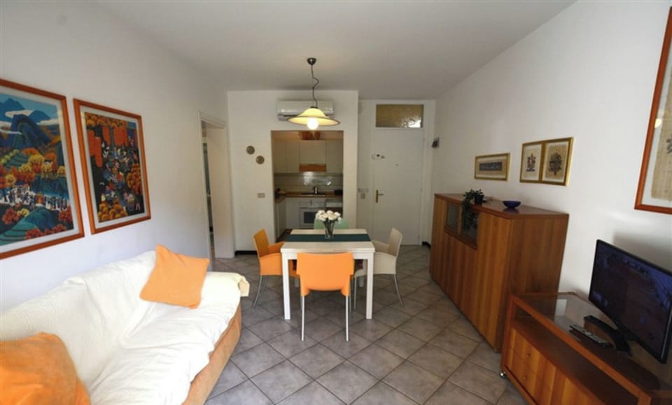 Apartment, 2 Bedrooms, Balcony, Garden View | Living area