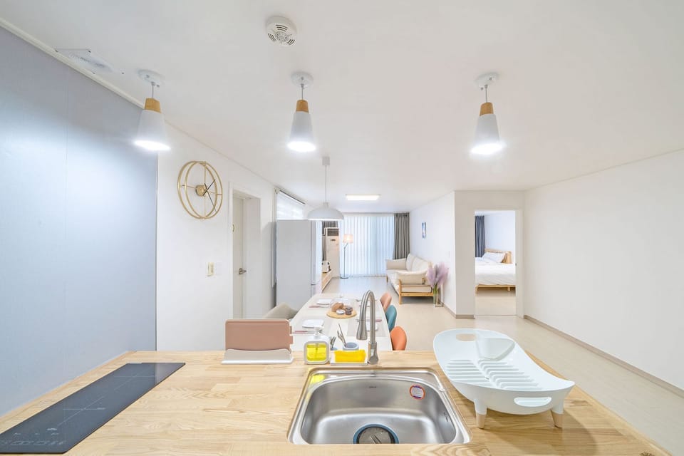 Pine Suite | Down comforters, free WiFi, bed sheets