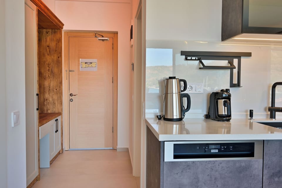 Deluxe Apartment, Sea View | 2 bedrooms, desk, free WiFi